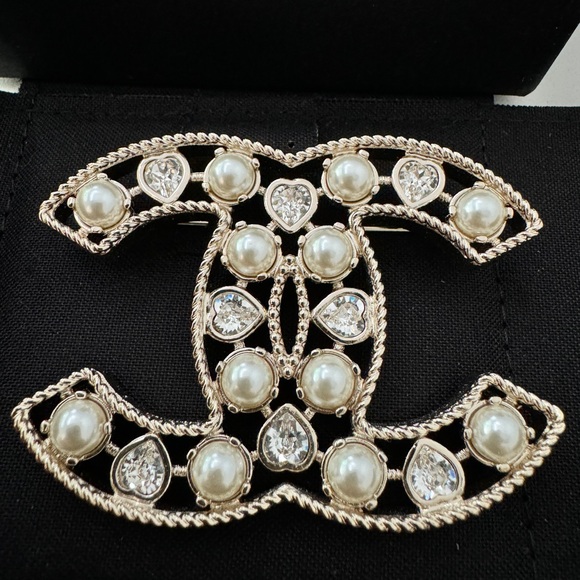 CHANEL 22S CLASSIC GOLD LARGE BIG CC LOGO PEARLS CRYSTALS HEARTS BROOCH PIN - Picture 1 of 9